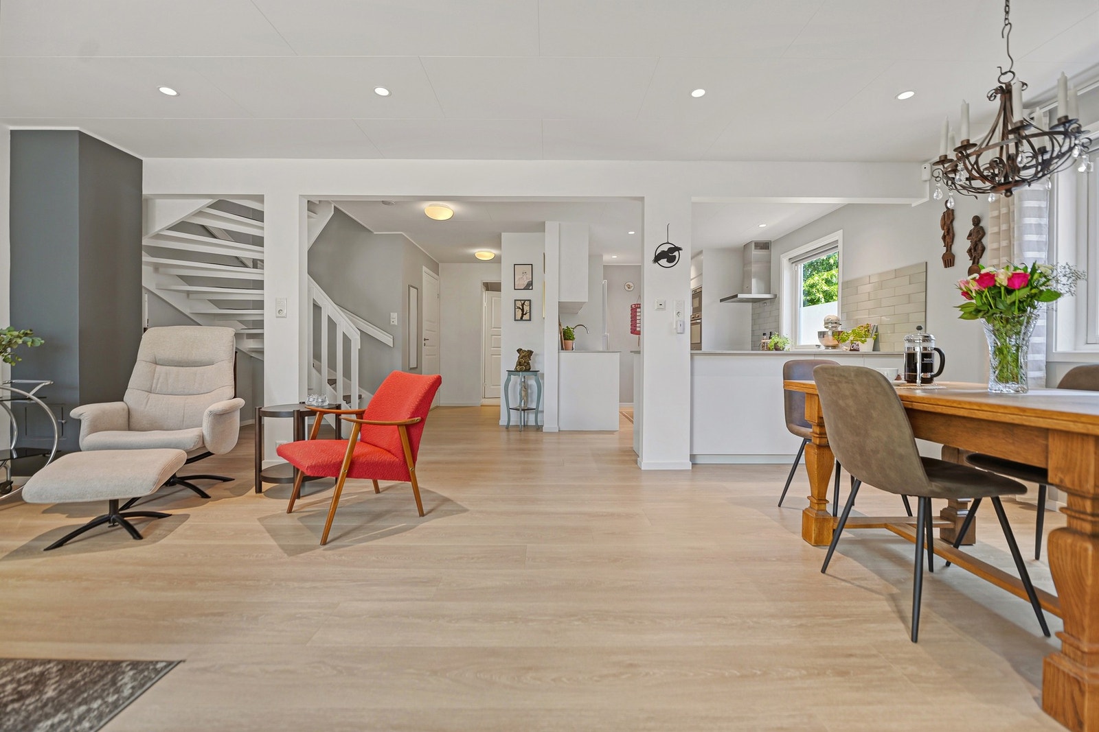 Den åpne og praktiske planløsningen gjør det enkelt å møblere, med god plass til både sofagruppe og spisestue. Galleribilde