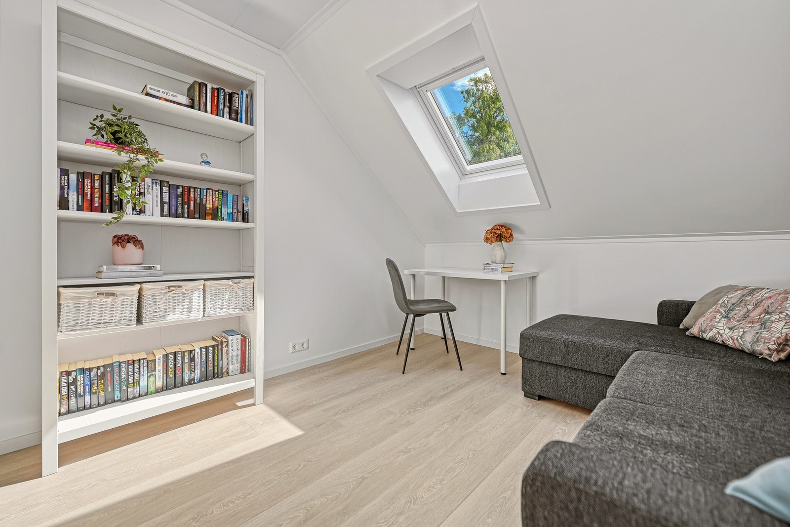 Soverommene er holdt i lyse farger og det er plass til dobbeltseng i alle rom. Galleribilde