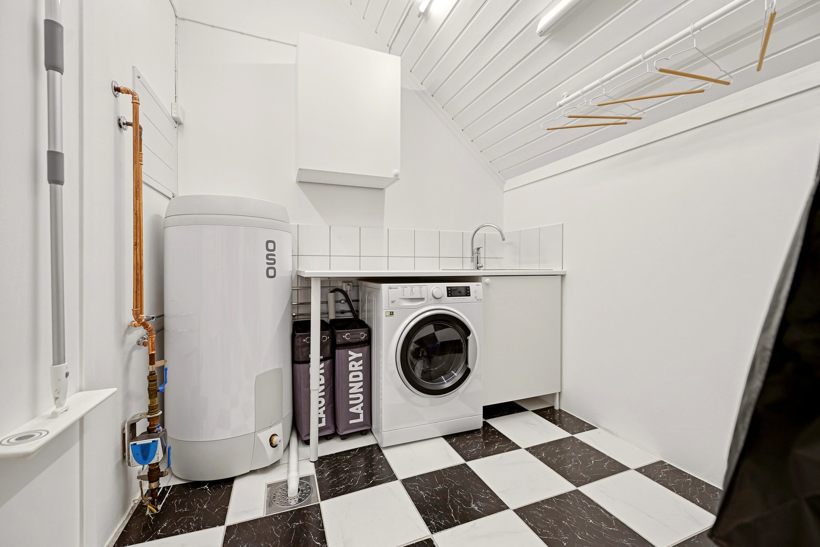 I tillegg til badene har boligen et praktisk vaskerom. Vaskerommet er modernisert i nyere tid med ny innredning. Rommet har innredning med utslagsvask og opplegg for vaskemaskin. Galleribilde