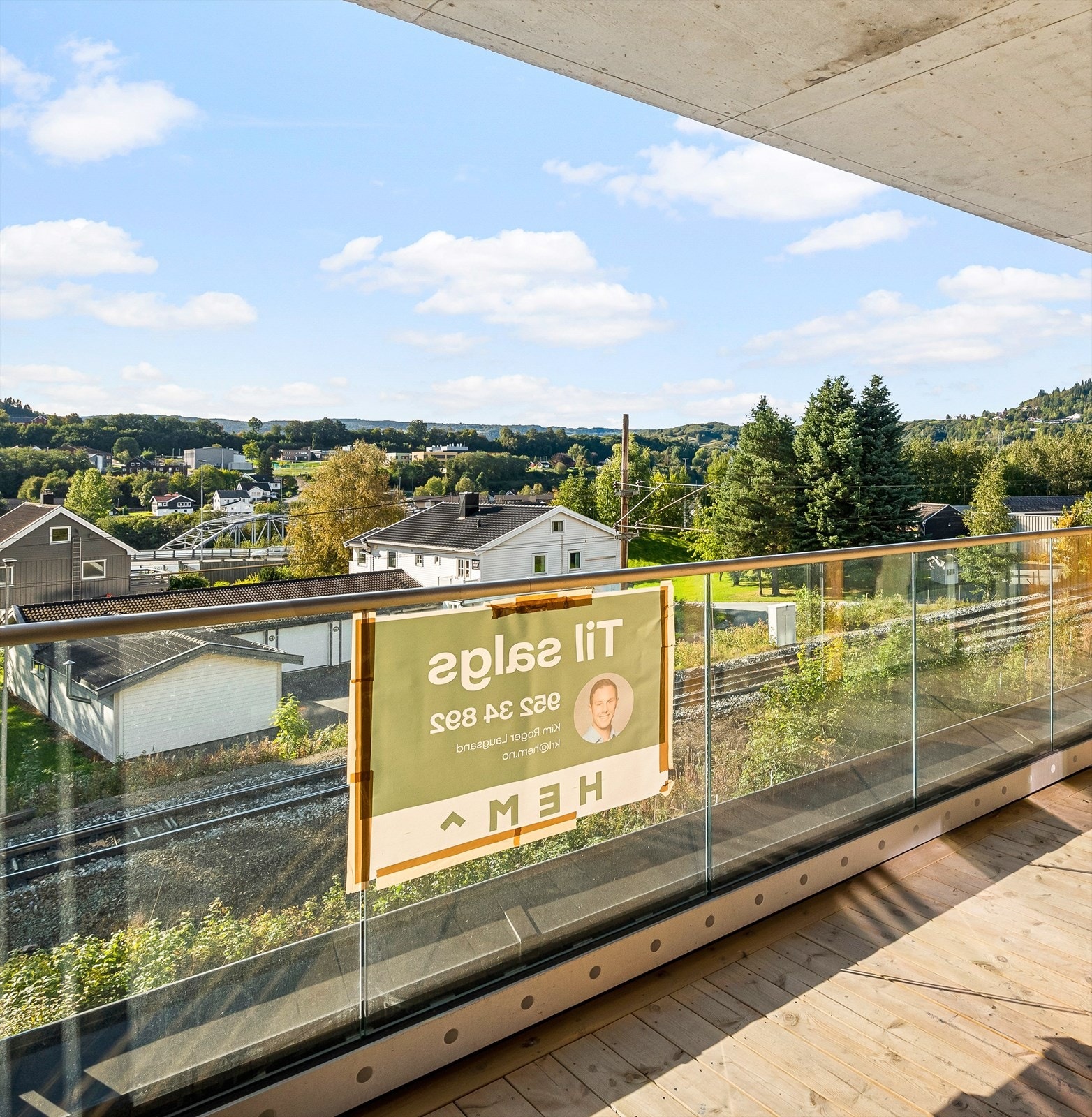 Balkongen byr på en fantastisk utsikt mot vest, som gir deg gode solforhold på ettermiddagen/kvelden. Galleribilde