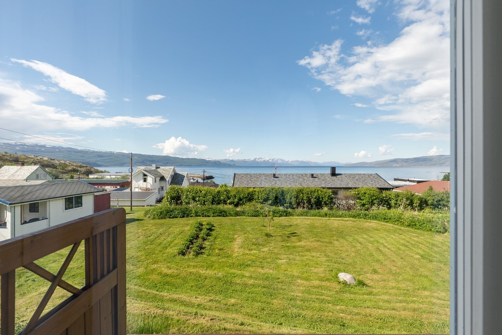 Fra boligen kan man nyte utsikten over det skiftende landskapet og Altafjorden. Galleribilde