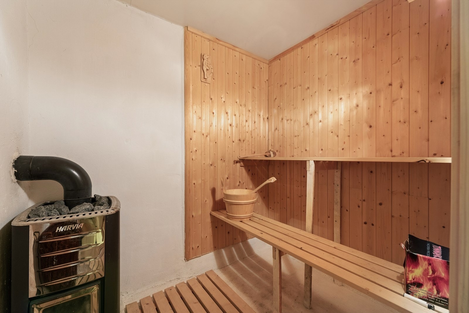 Badstuen har benker og panel på vegg, og harvia badstueovn. Ventilering bør utbedres. Galleribilde