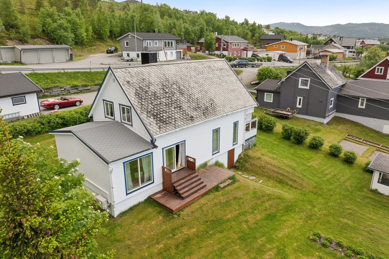Stor og frodig hage med god plass for lek og aktiviteter. Galleribilde