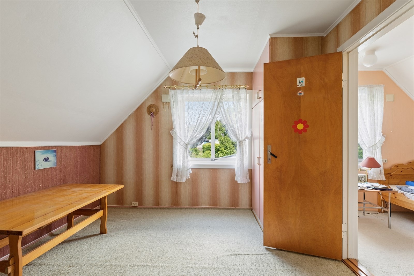 Soverom med sjarmerende skråtak og plass til oppbevaring. Galleribilde