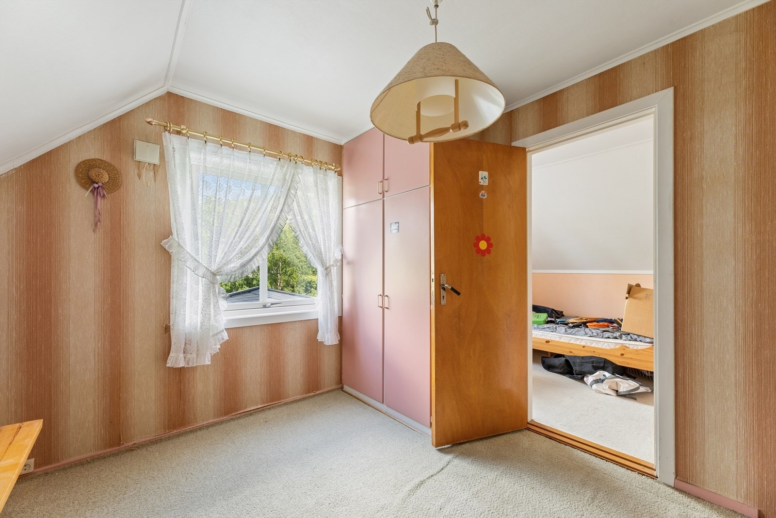 Dette soverommet har praktisk, integrert skapplass. Galleribilde