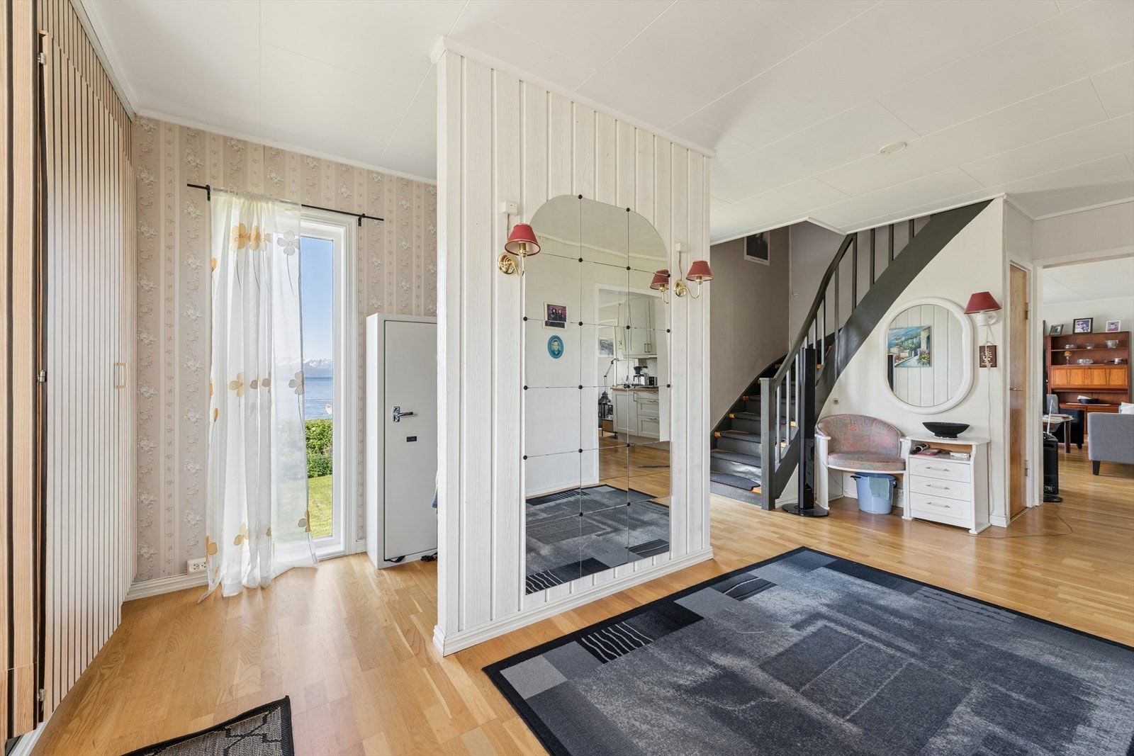 Det er god plass til oppbevaring av sko og yttertøy, og en malt tretrapp som leder opp til andre etasje. Galleribilde