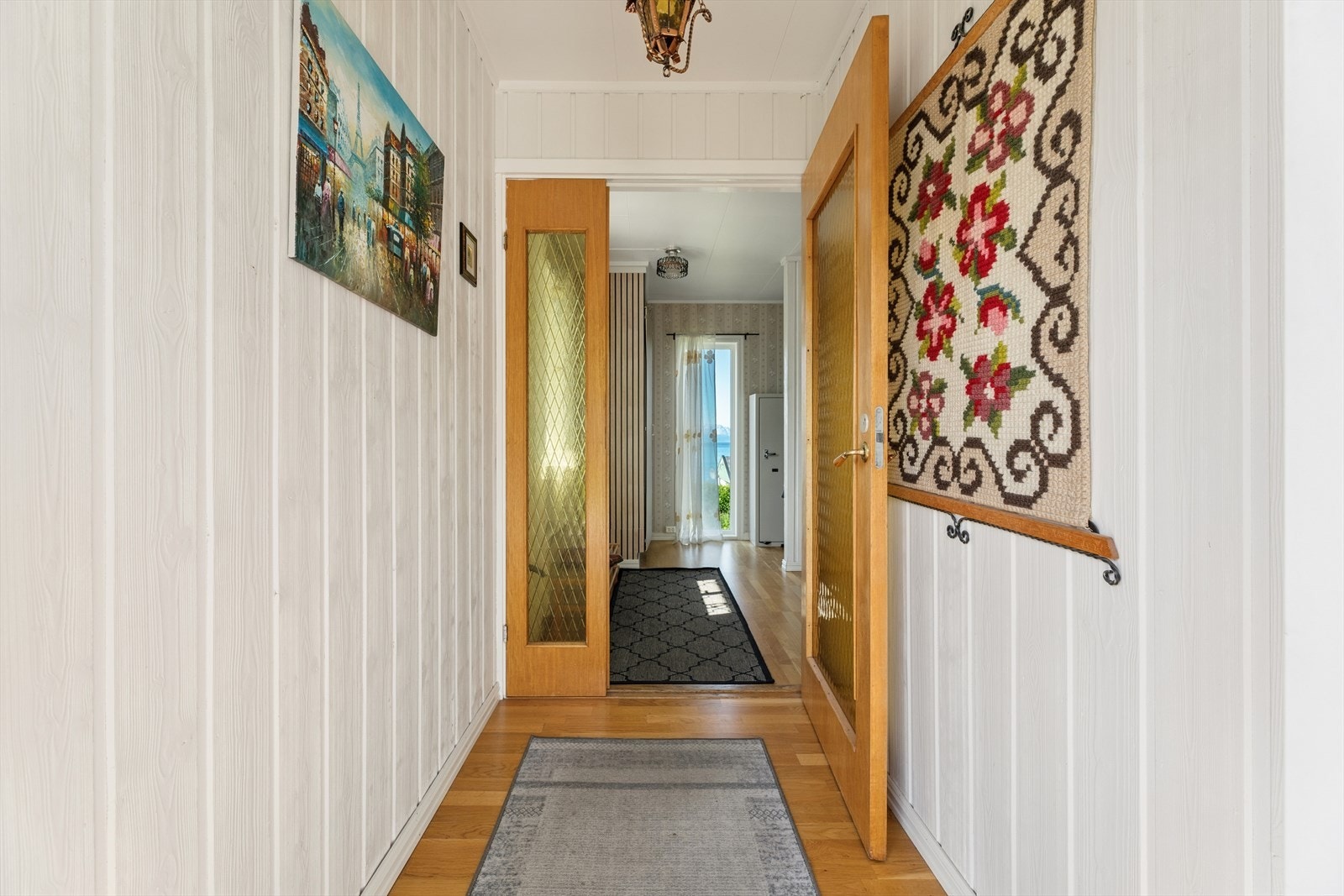 Velkommen inn! Inngangen til boligen skjer via et vindfang som leder videre til en romslig hall i 1. etasje. Galleribilde