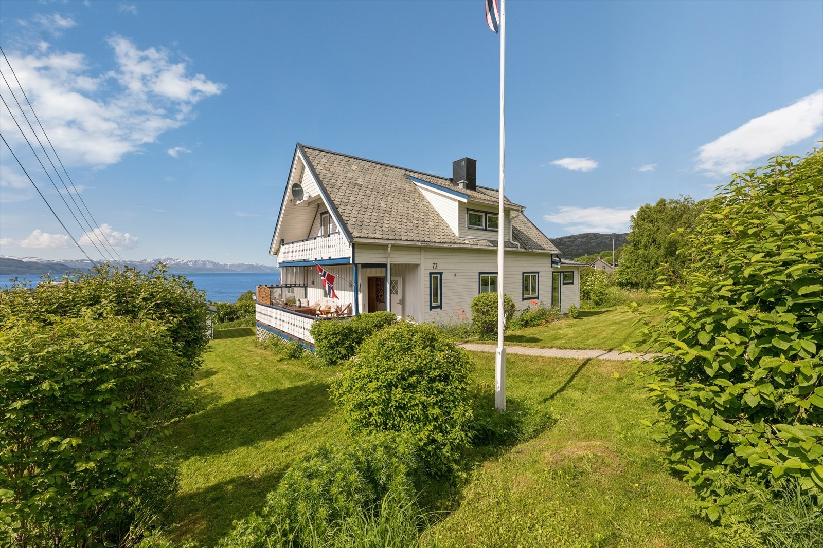 Eiendommen ligger attraktivt til på Skaialuft, med gode solforhold og nærhet til sjøen. Galleribilde
