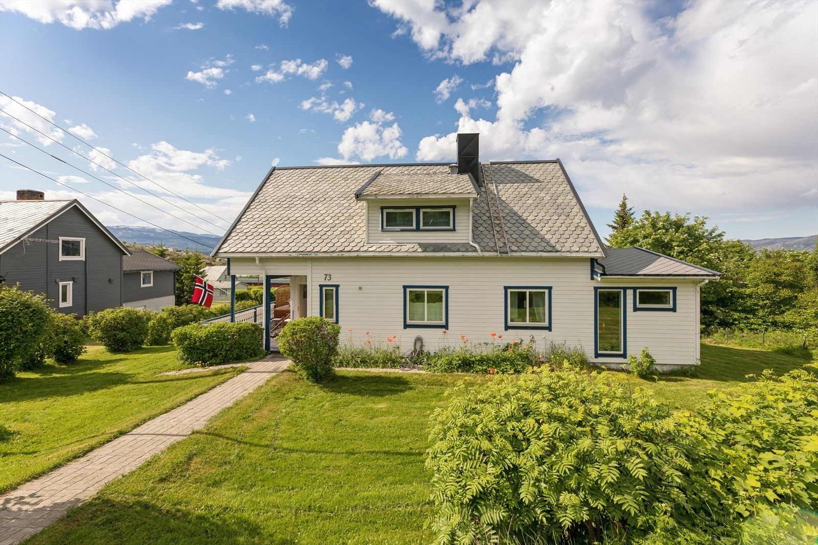 Pent opparbeidet hage som rammer inn boligen. Det er gjort flere utvendige oppgraderinger i 2014. Galleribilde