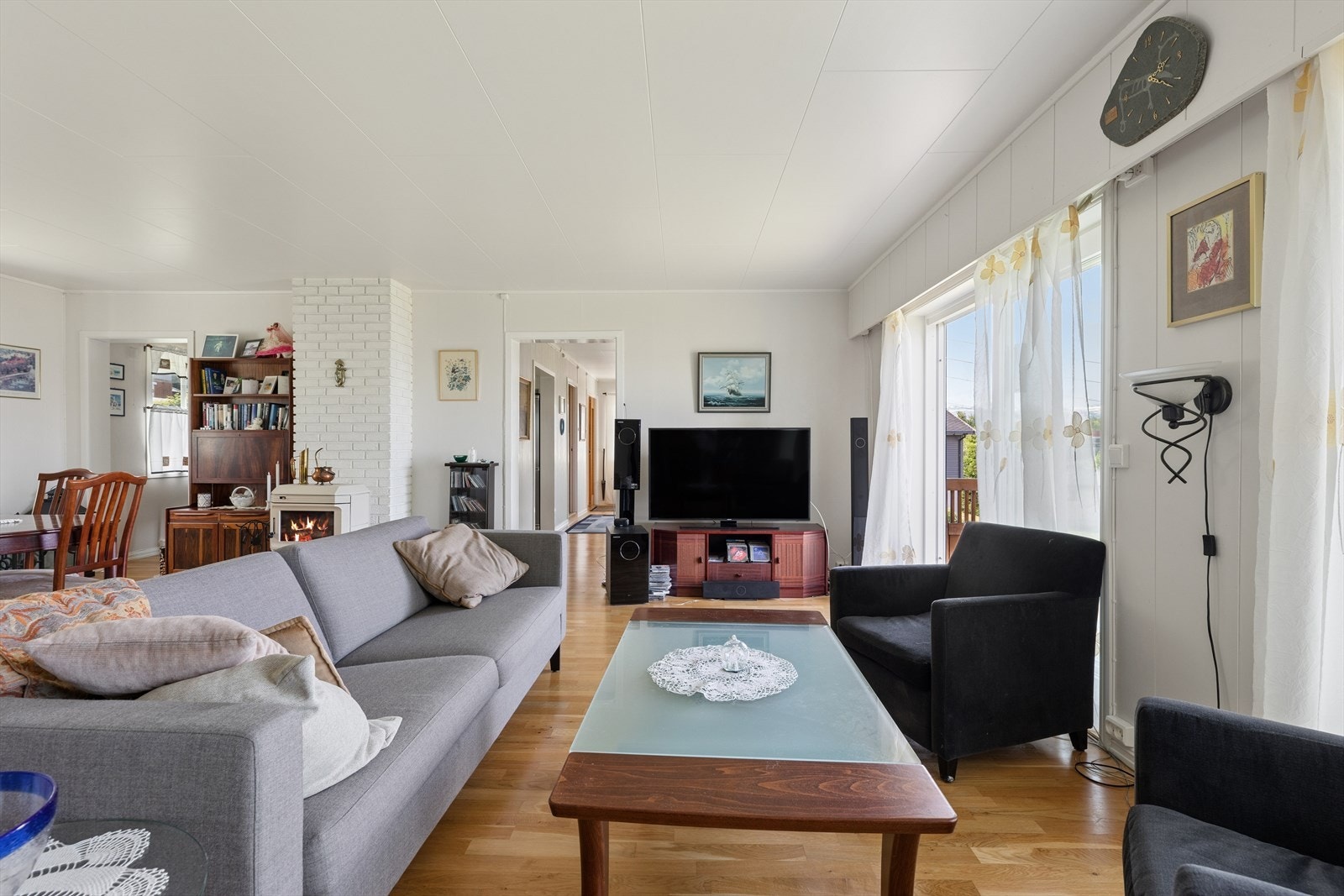 Stuen er romslig og gir plass til flere sittegrupper. Galleribilde