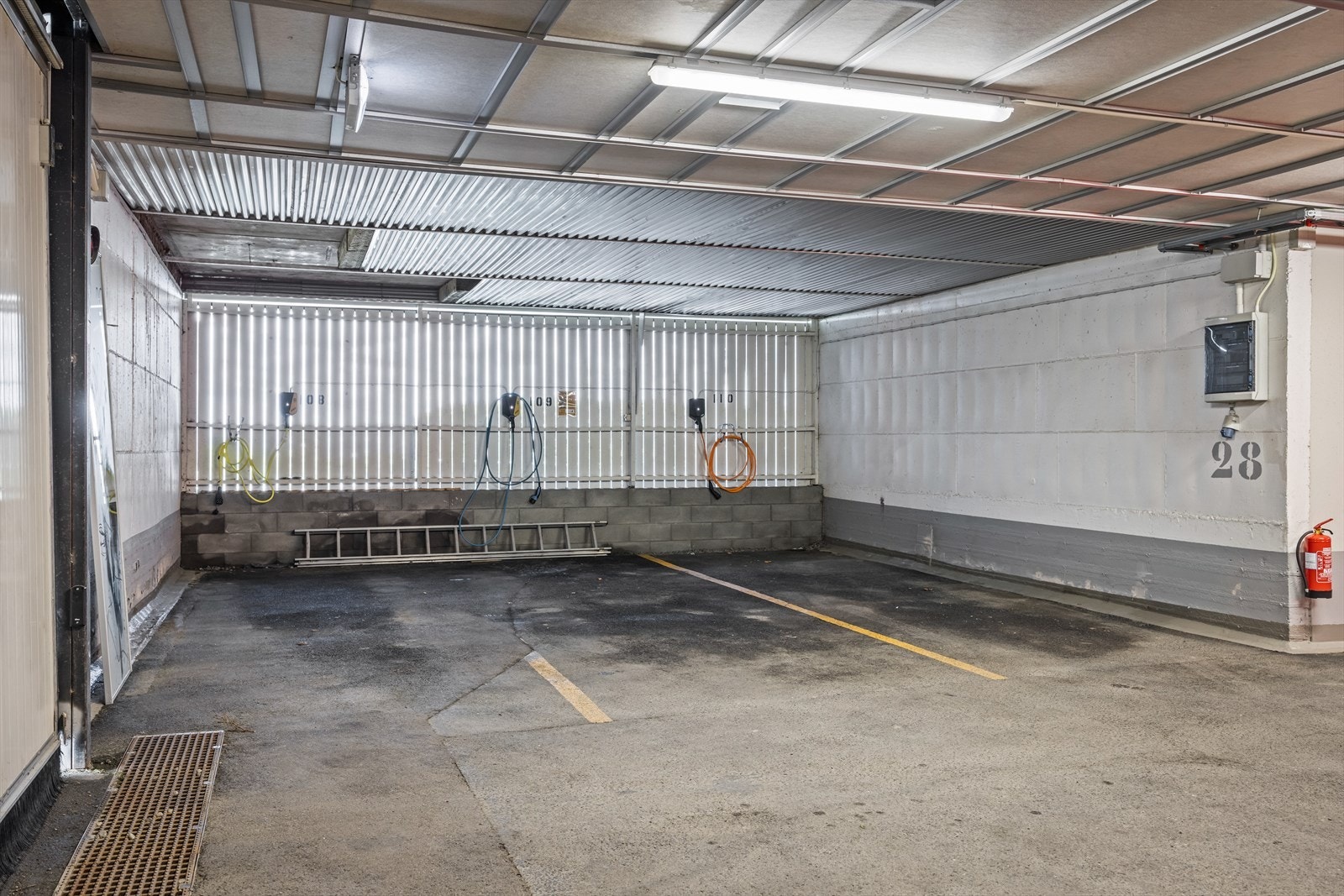 Det mefølger garasjeplass under bygget. Plassen har lader til el-bil. Galleribilde