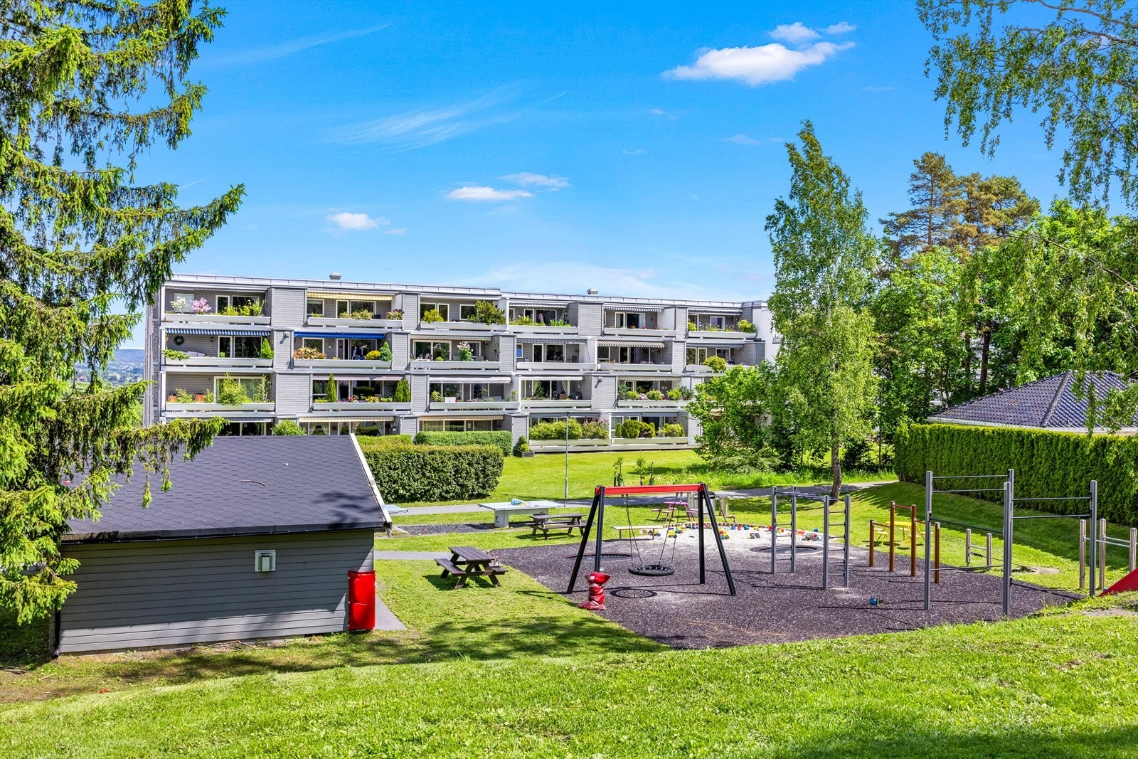 Leiligheten har en svært god intern beliggenhet på området. Solrikt og grønt. Galleribilde