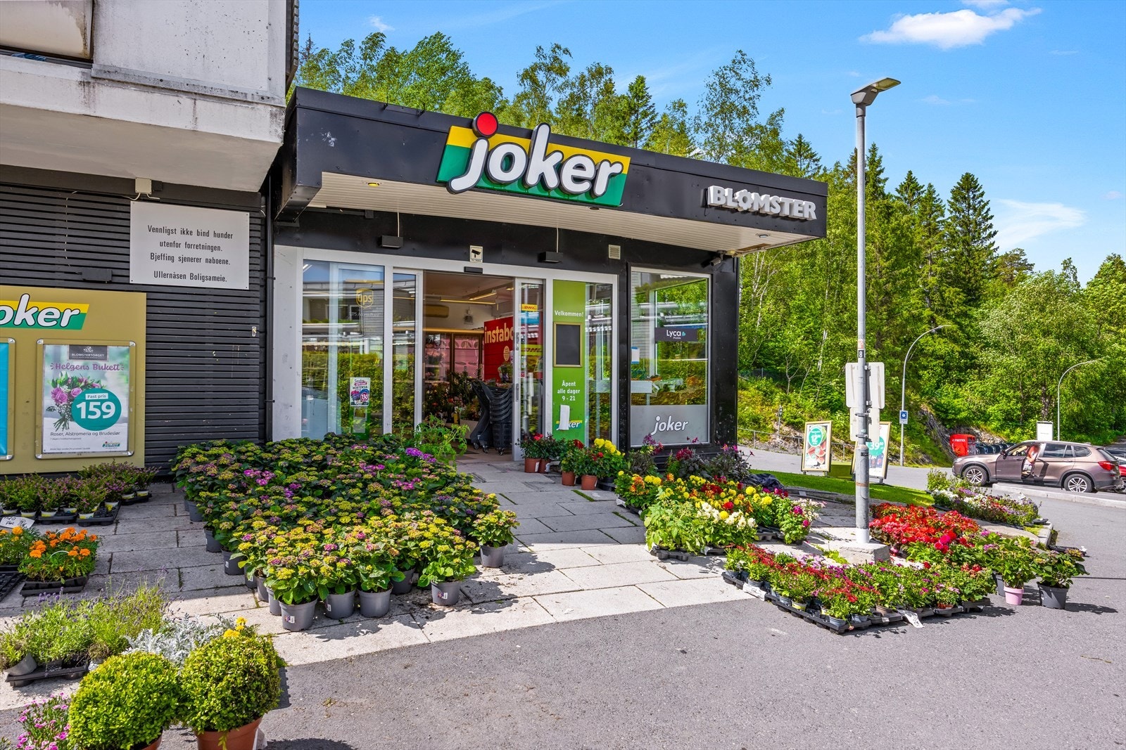 Joker ligger bare et par hundre meter unna. Dette er også en populær blomsterbutikk. Rema 100 ligger også i nærheten. Det er også gangavstand til Røa. Galleribilde