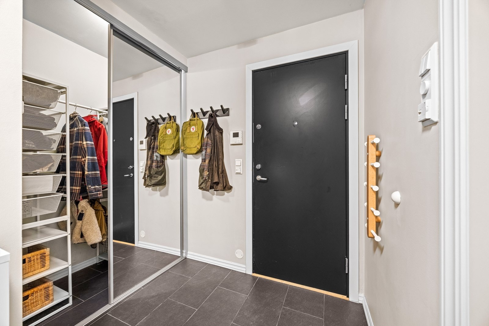 Stor skyvedørsgarderobe. I tillegg er det egen lagringsbod en etasje ned på 2 kvm, samt sportsbod i kjeller på 2 kvm. Det er også stor felles avlåst sykkelparkering rett ved innganspartiet. Galleribilde