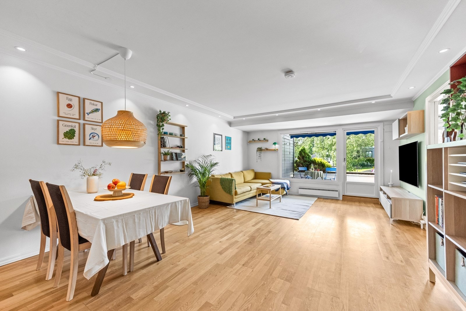 Pene malte overflater, parkettgulv og downlights. Galleribilde