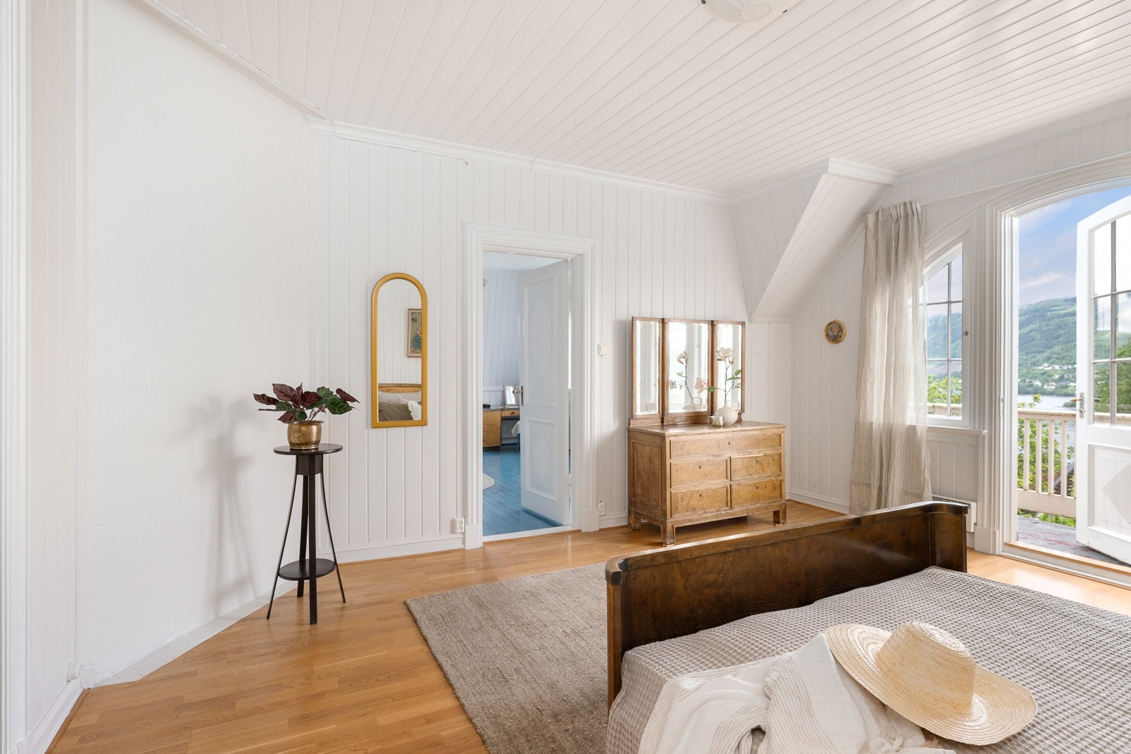 Rommet har parkett på gulvet og panel på vegger og i tak. Galleribilde