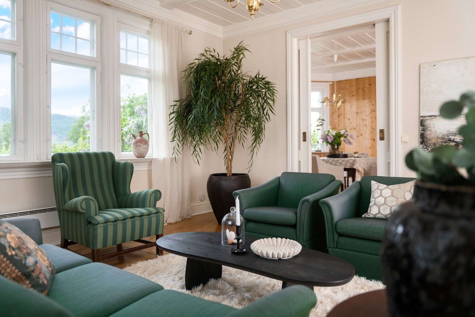 Boligen har totalt tre stuer, som gir mulighet for adskilte soner for familien. Galleribilde
