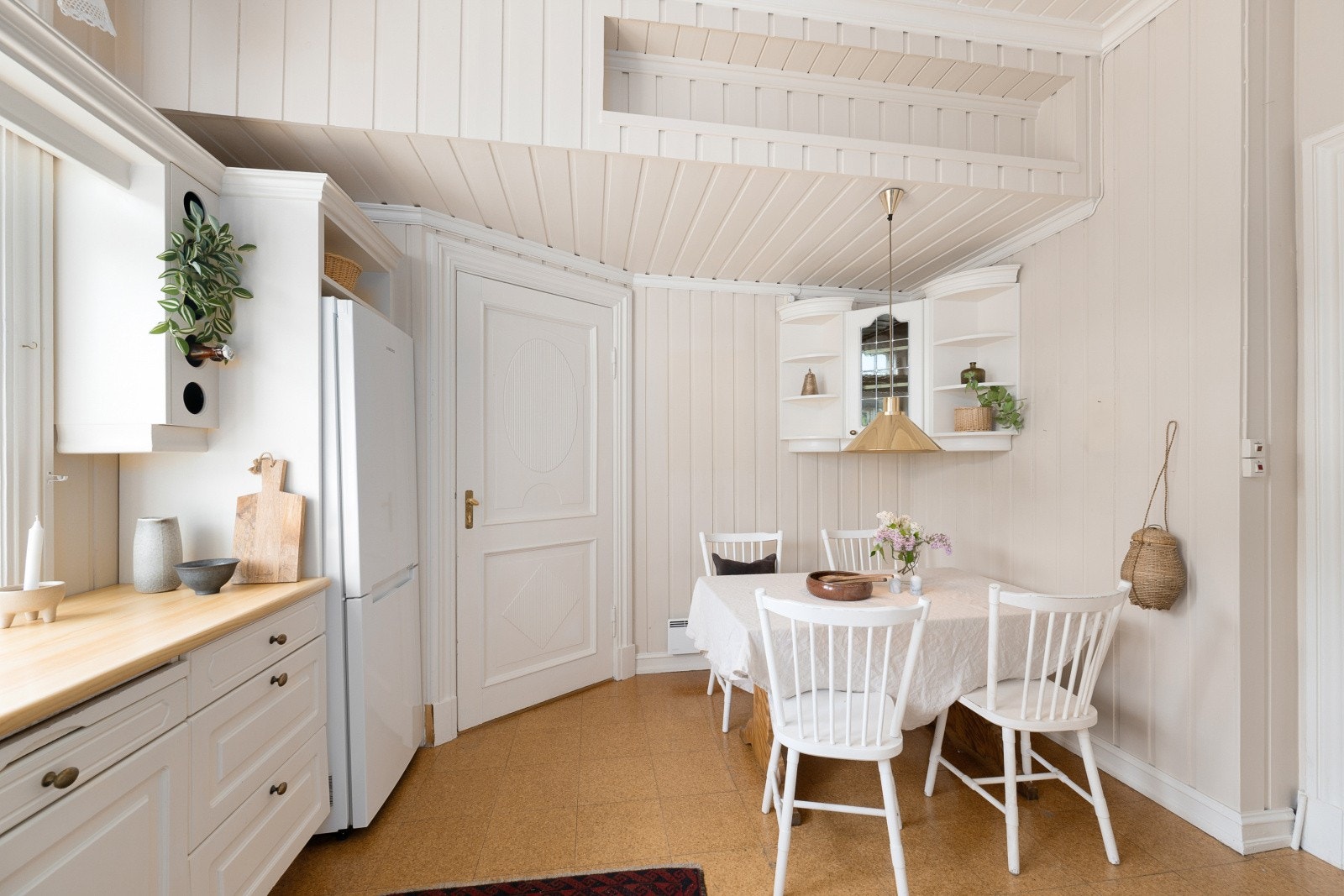 Plass til frittstående komfyr, oppvaskmaskin og kjøl-/fryseskap. kjøkkenventilator med avtrekk ut. Galleribilde