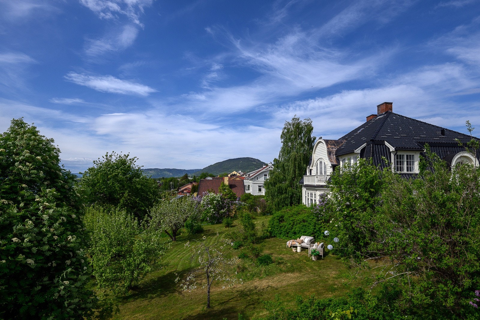 Eiendommen ligger i et rolig og barnevennlig område preget av eneboliger. Galleribilde