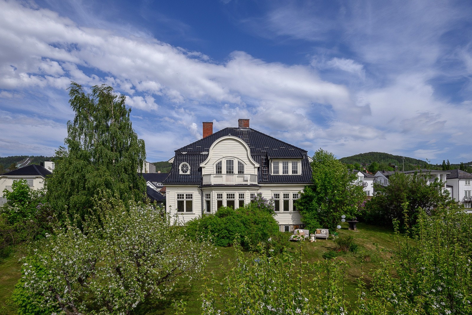 Eiendommen har en attraktiv og sentral beliggenhet, med gangavstand til Lillehammer sentrum, Sportsplassen og Strandpromenaden. Galleribilde