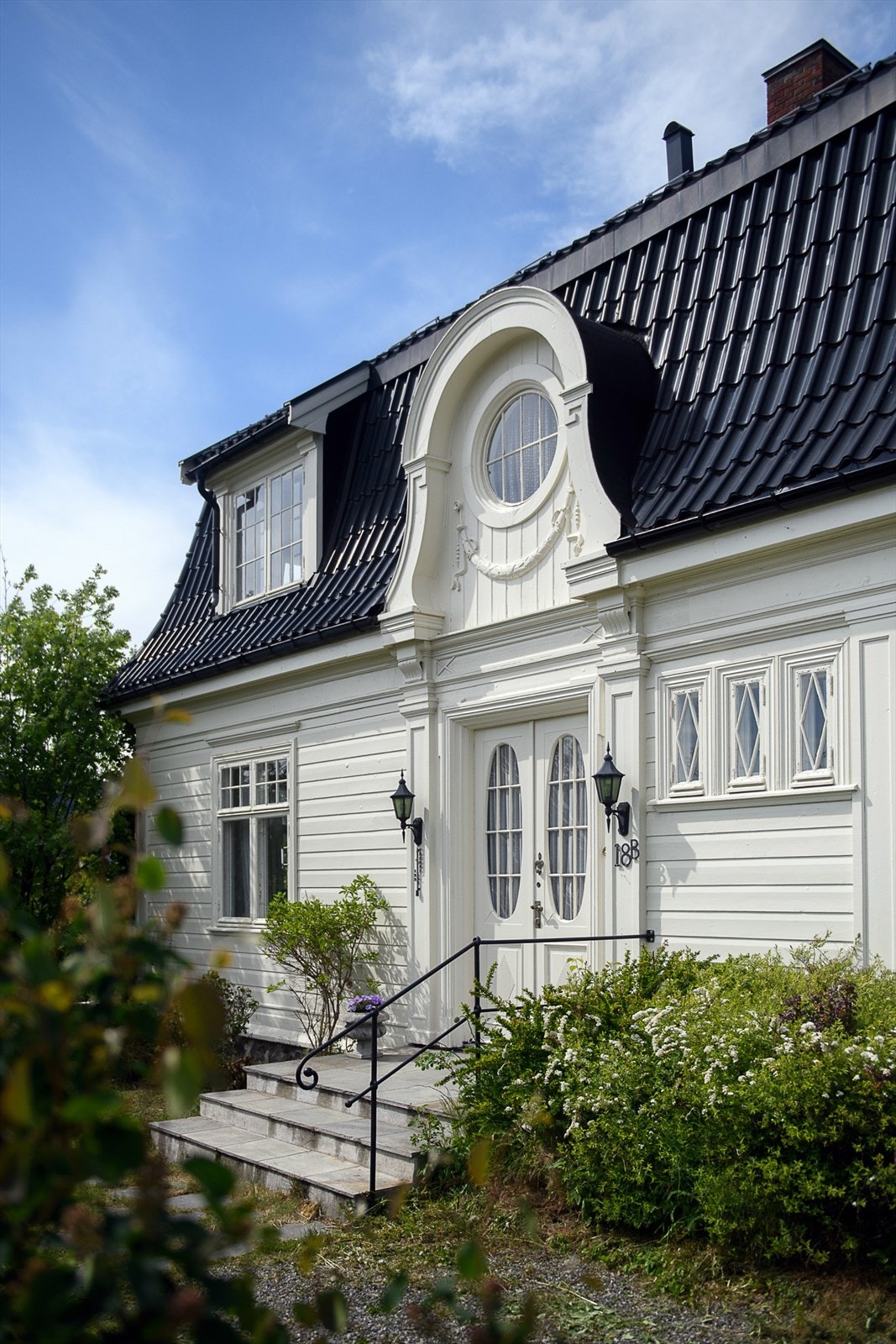 Hovedinngangen markeres av en tofløyet dør og klassiske detaljer. Trappen foran er kledd med skifer. Galleribilde