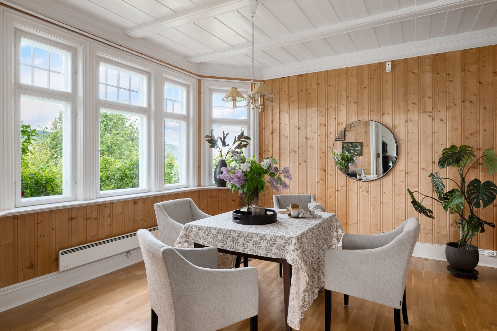 En av stuene er innredet som spisestue, med vegger i trepanel og plass til langbord. Galleribilde