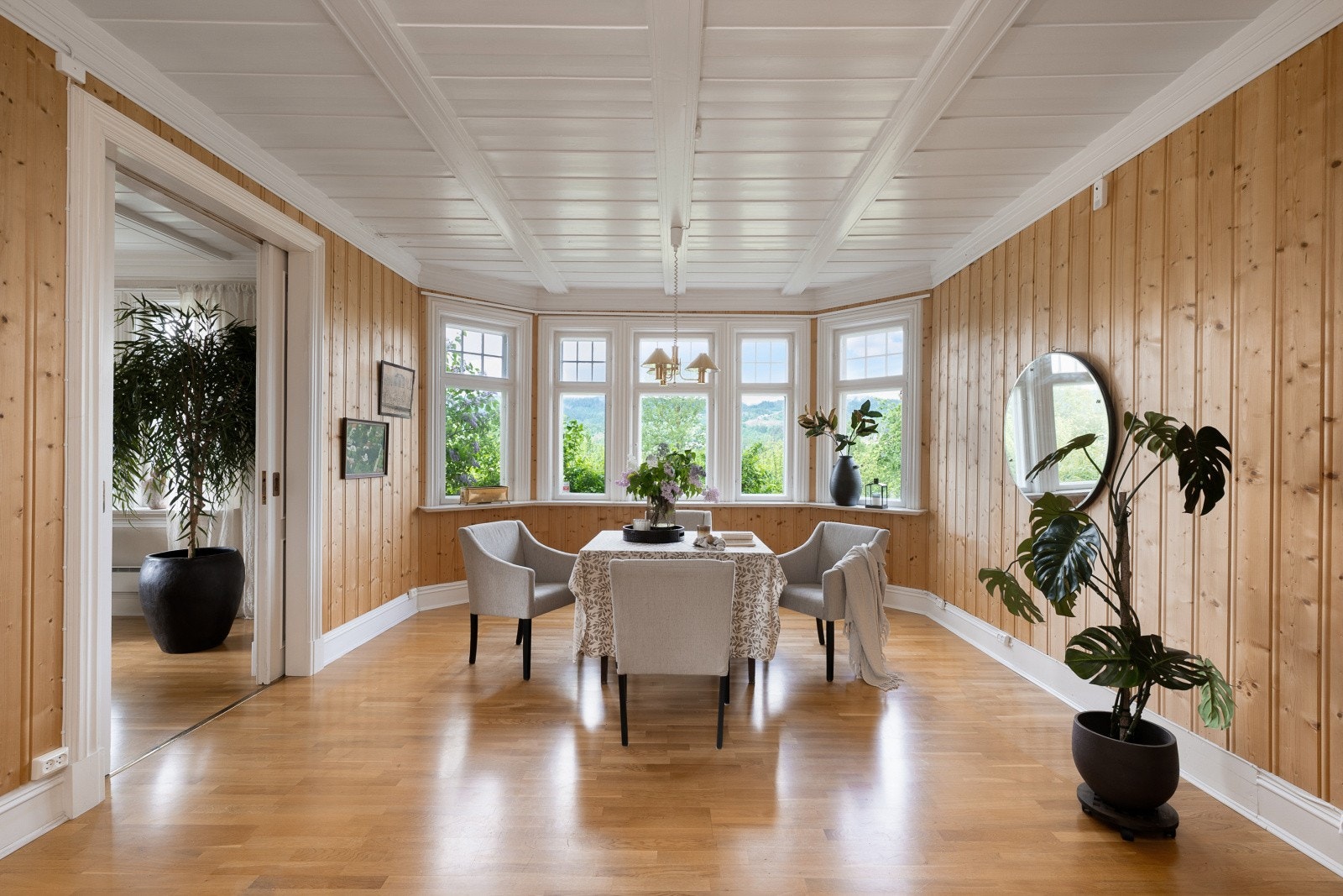 Rommet har god plass til både spisebord og annen møblering. Galleribilde