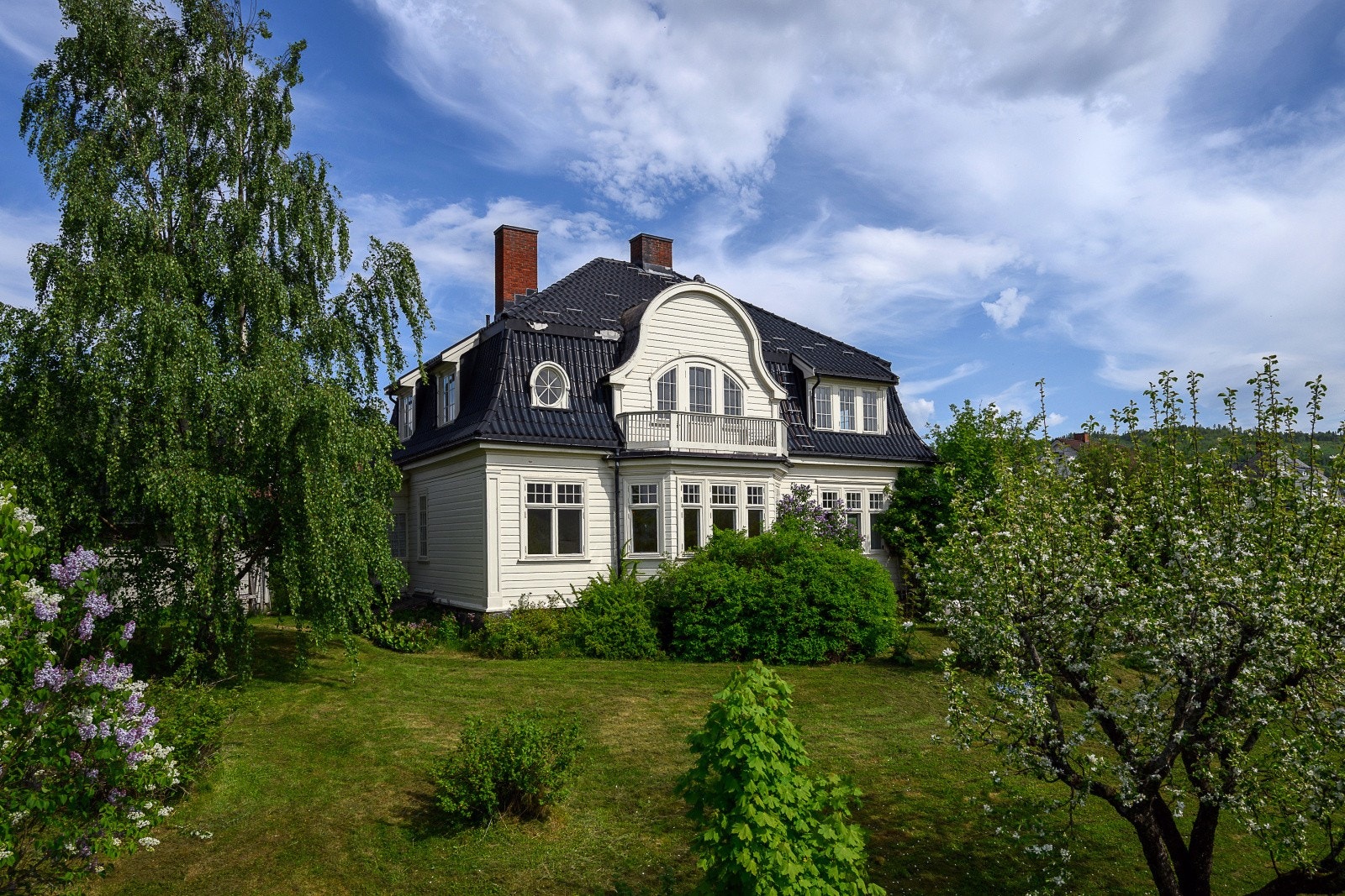 En ærverdig villa i jugendstil fra 1918, beliggende på en stor og pent opparbeidet tomt i parkmessig utforming. Galleribilde