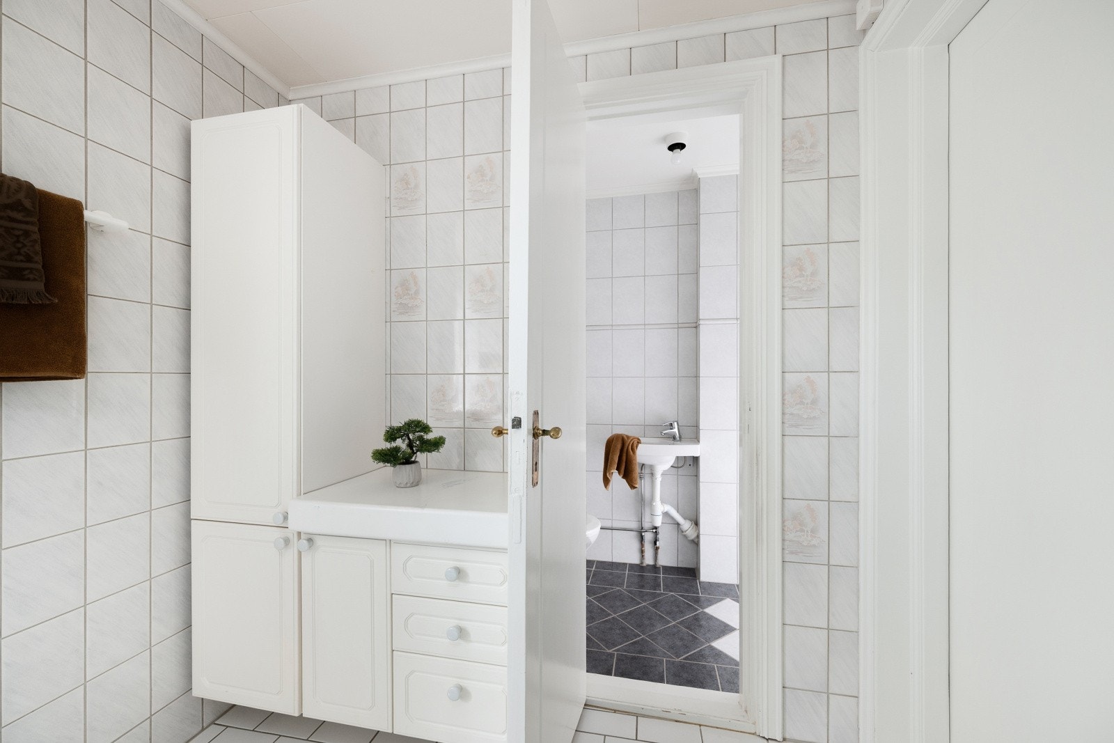 I tilknytning til badet ligger et separat toalettrom, også dette med varmekabler i gulvet. Galleribilde