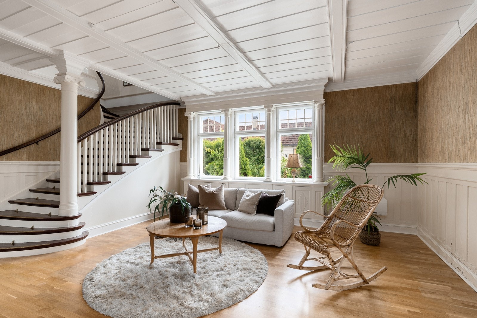Hallen/stuen er rommets og husets arkitektoniske høydepunkt. Galleribilde