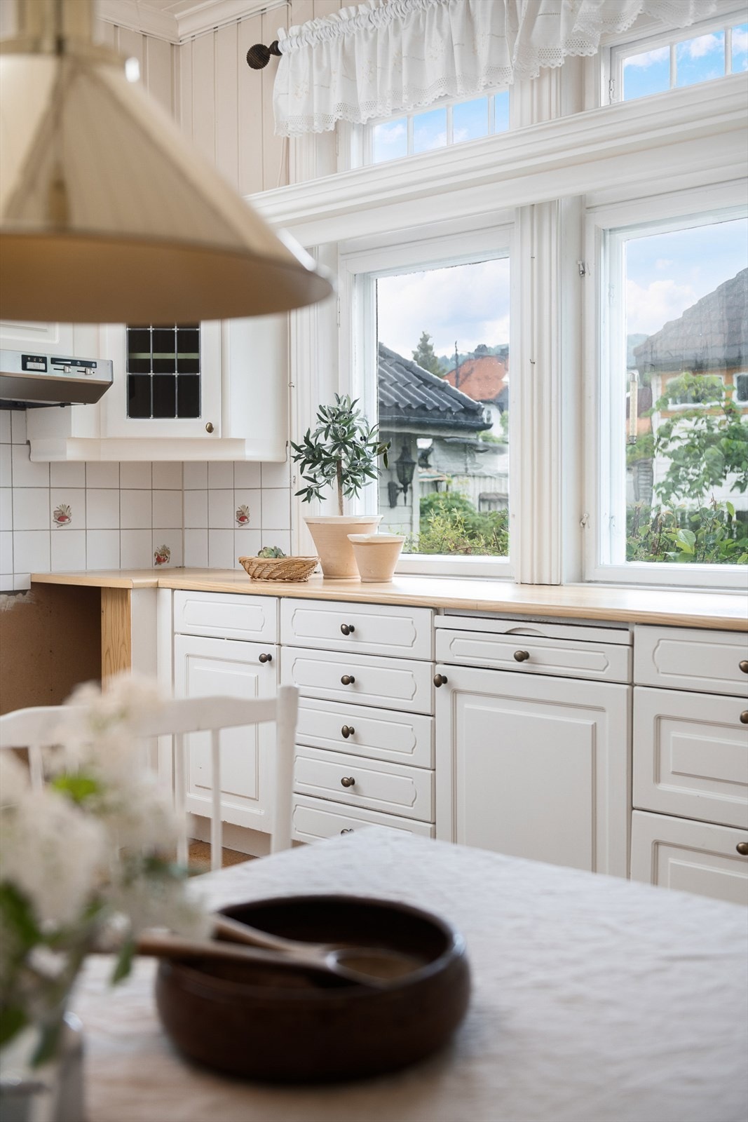 Kjøkkenet har godt med skap og benkeplass samt plass til et lite frokostbord. Galleribilde