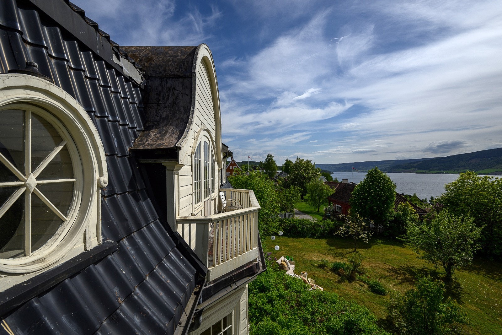 Balkongen i andre etasje gir en fin utsikt over Mjøsa. Galleribilde