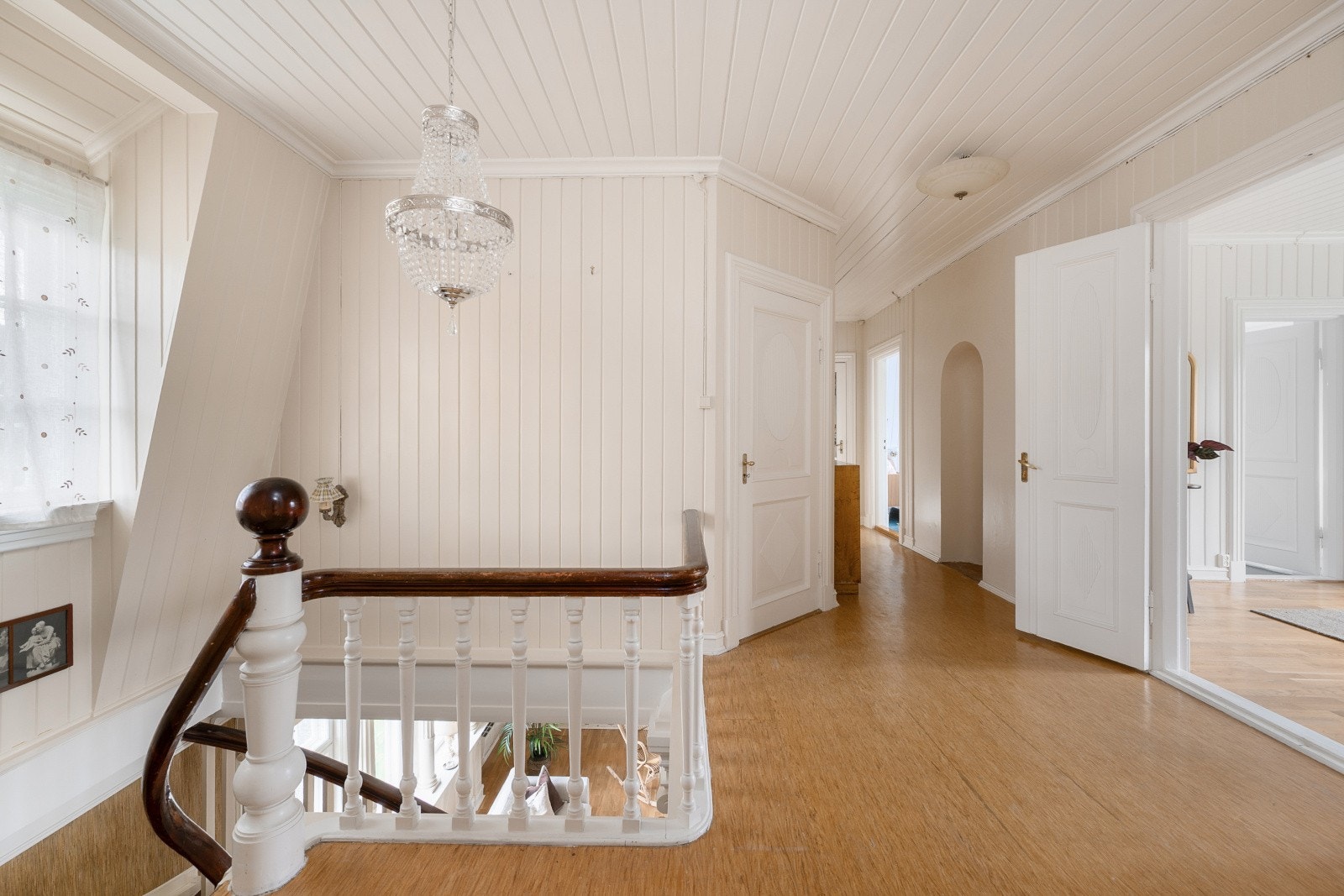 Hallen i andre etasje fordeler tilgangen til soverommene og badet. Galleribilde