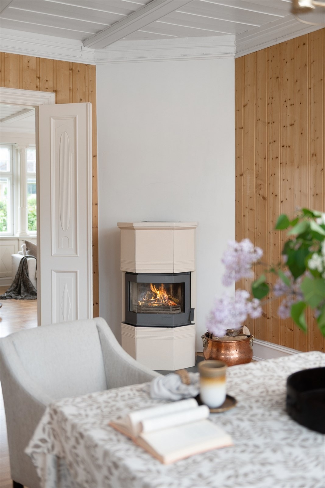 En vedovn i en av stuene gir ekstra varme og hygge. Galleribilde