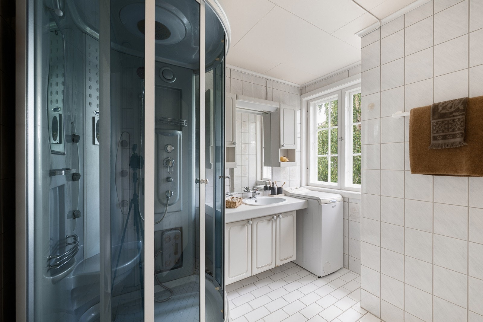 Badet i 2. etasje har fliser på vegger og gulv med gulvvarme. Galleribilde