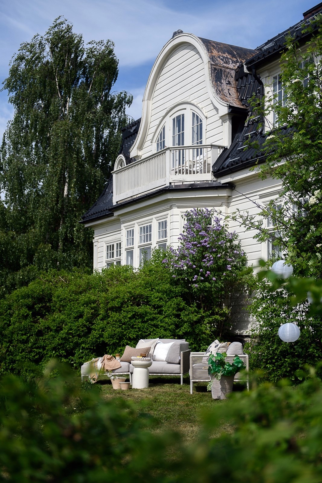 Den store hagen gir rikelig med plass for uteliv og rekreasjon på en tomt som måler 1,8 mål. Galleribilde