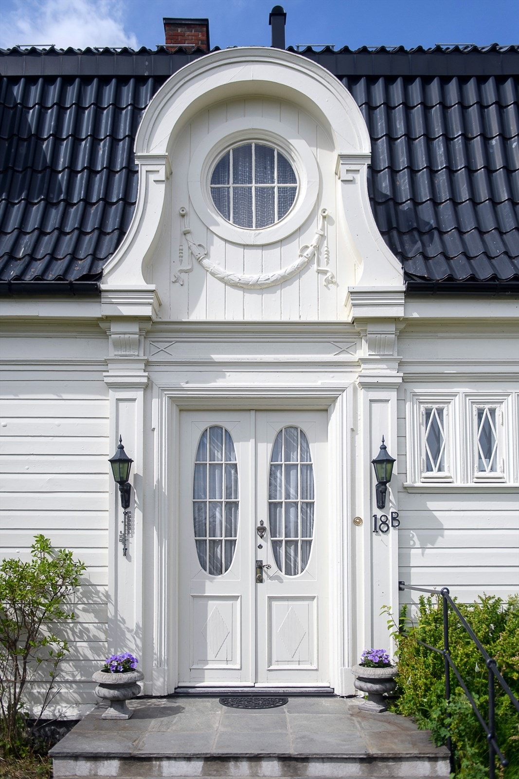 Den staselige hovedinngangen er et eksempel på husets bevaringsverdige jugendstil. Galleribilde