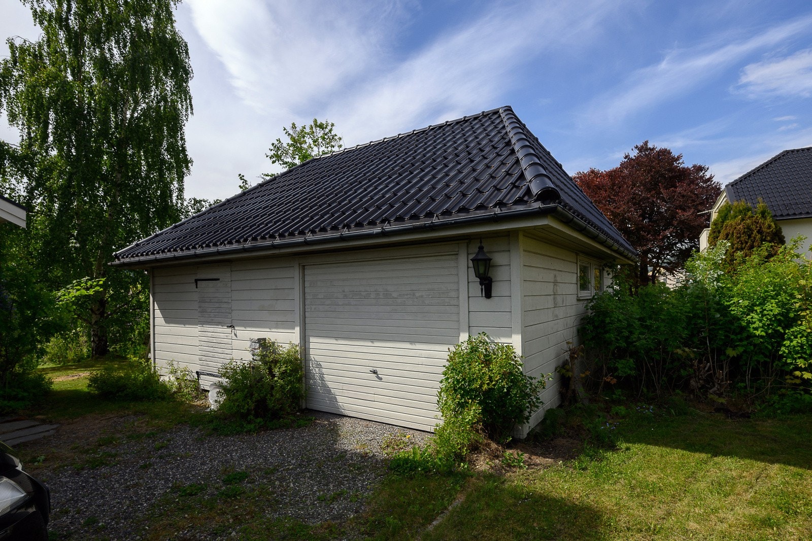 På eiendommen står en frittstående garasje fra 1983 på 43 m². Galleribilde