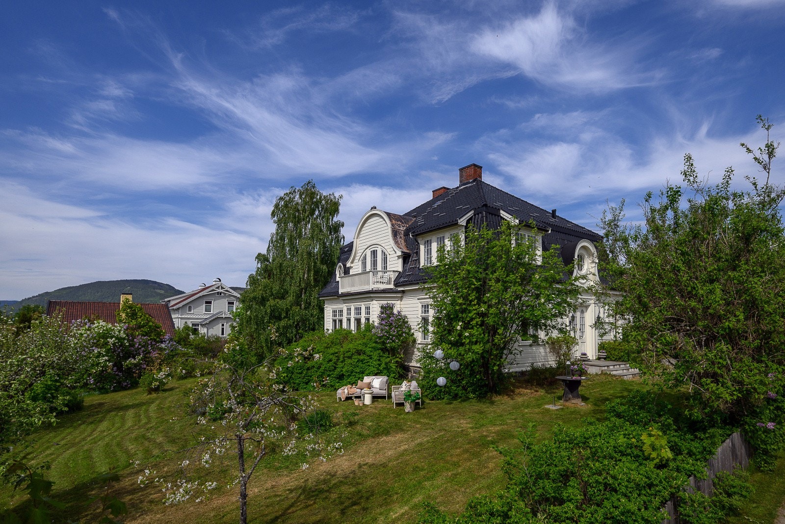Den store tomten er pent opparbeidet med plen og diverse beplantning. Galleribilde