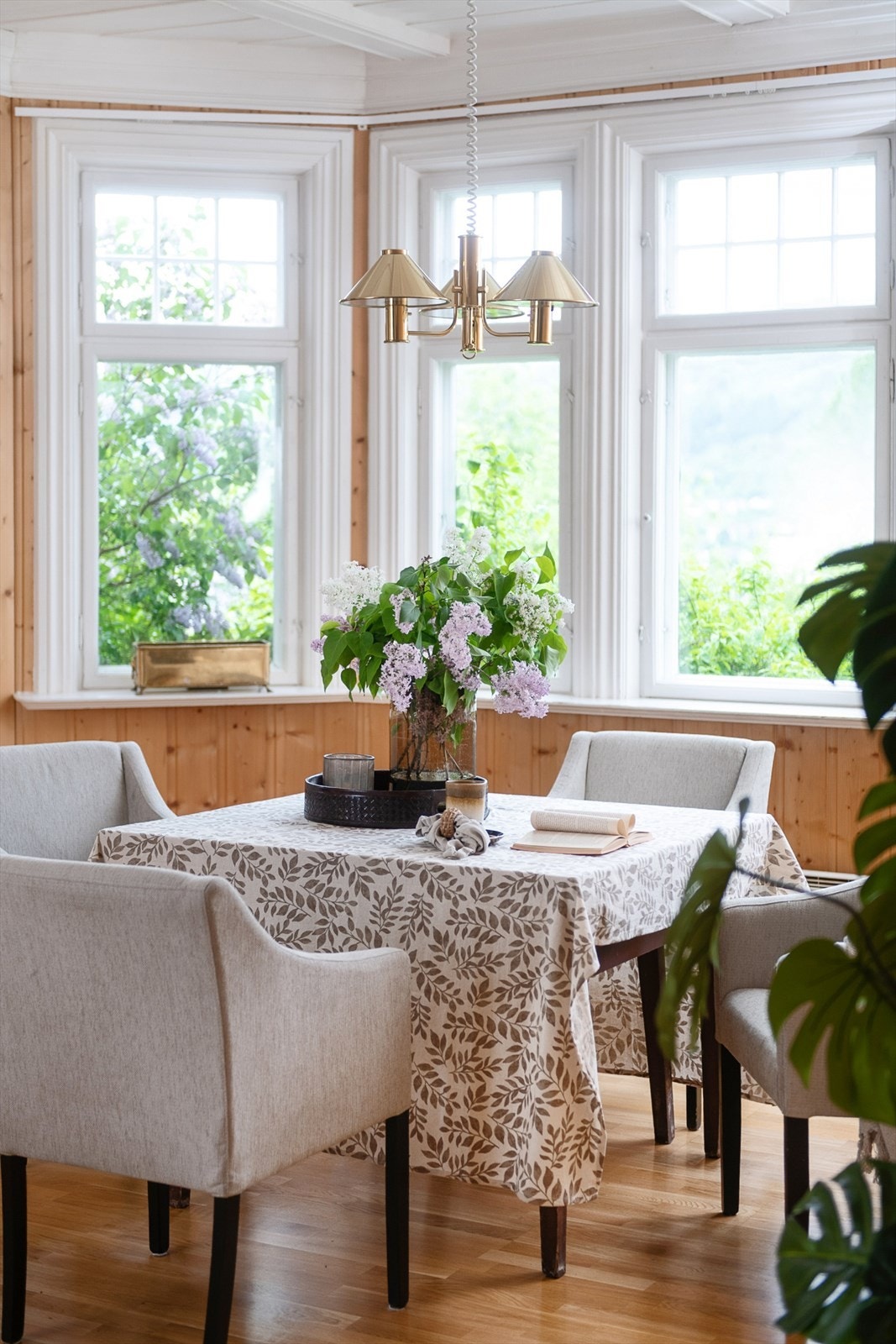 Spisestuen har et karnapp med vinduer som vender ut mot hagen. Galleribilde