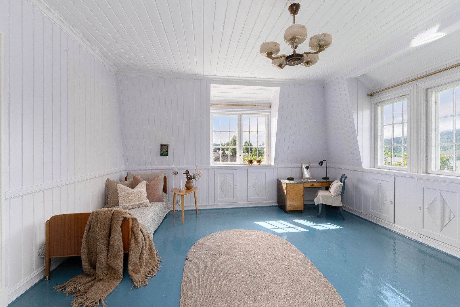 Soverom 2. Rommet har vinduer på to sider som slipper inn rikelig med lys og gir en god romfølelse. Det er god plass til dobbeltseng og annet ønsket inventar. Galleribilde
