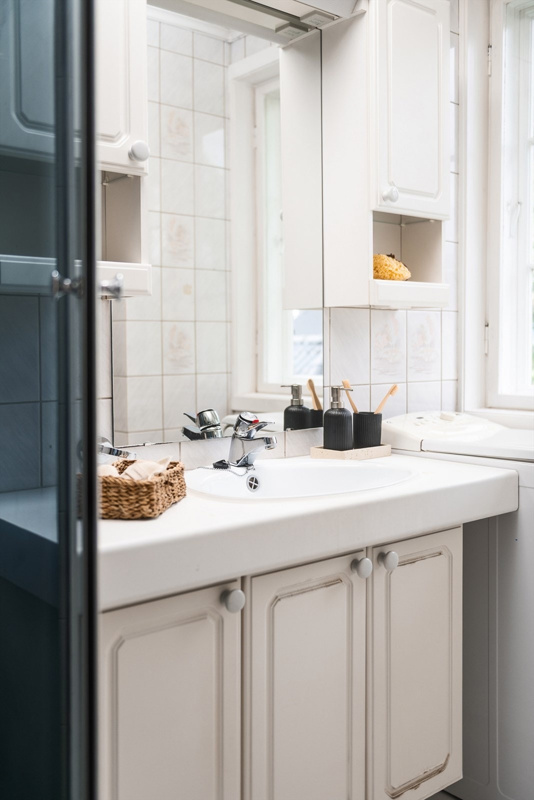 Innredning med servant, opplegg for vaskemaskin og dusjkabinett. Galleribilde
