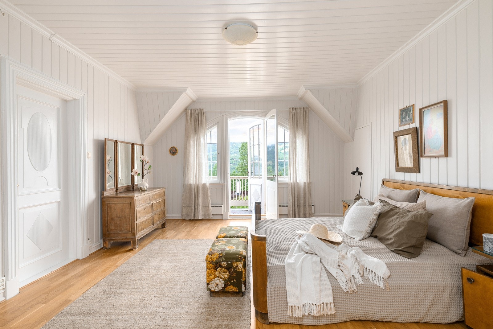Mansardtaket gir rommet en sjarmerende karakter med skråtak. Fra hovedsoverommet er det også adkomst til et praktisk walk-in closet. Galleribilde