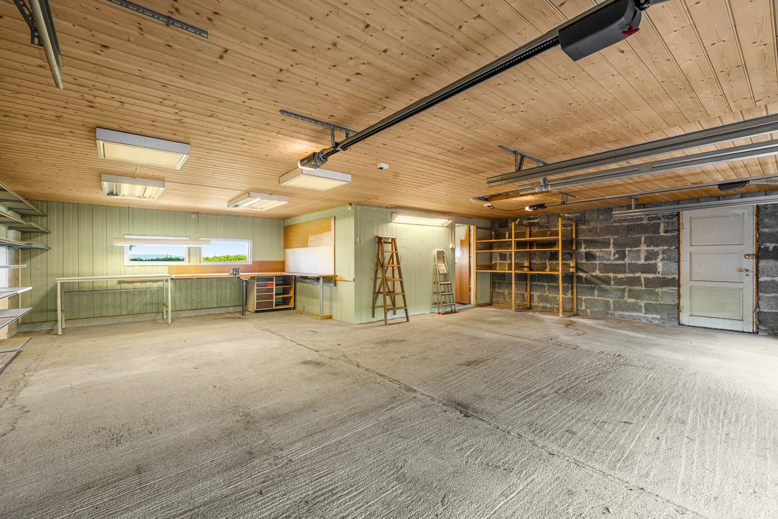 Stor garasje med støpt betongdekke og varmekabler. Galleribilde
