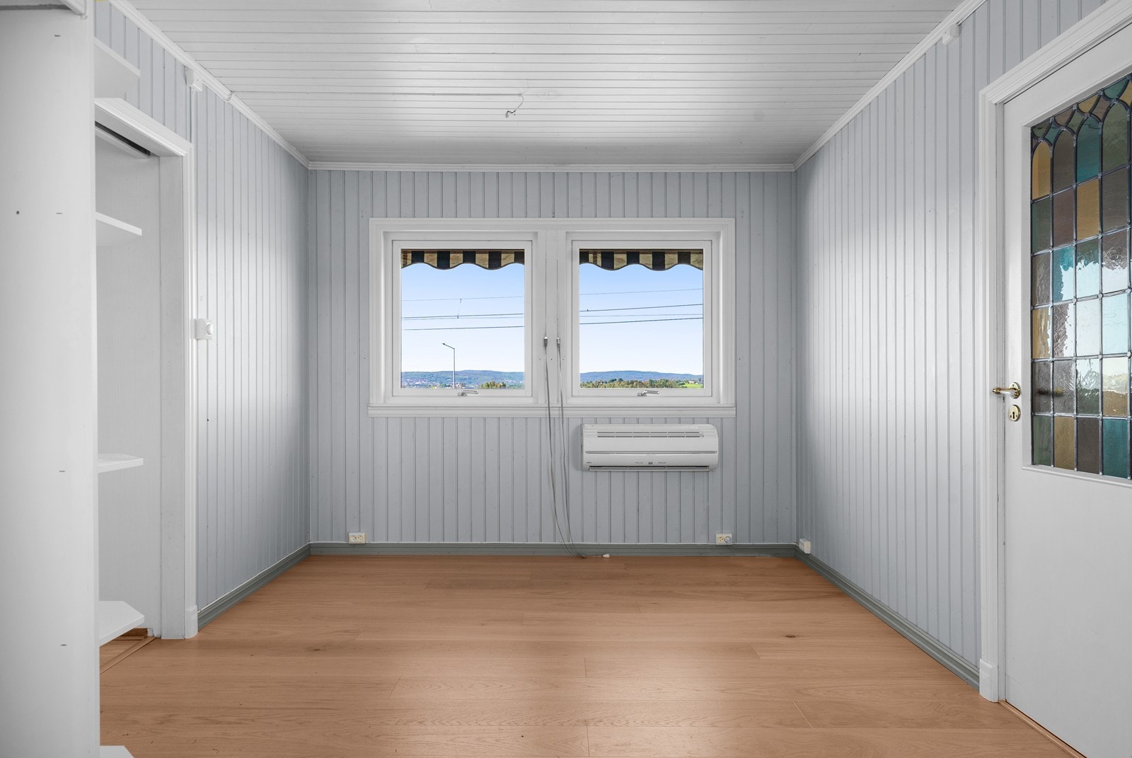 Rommet har malt panel på veggene og parkett på gulvet. Galleribilde