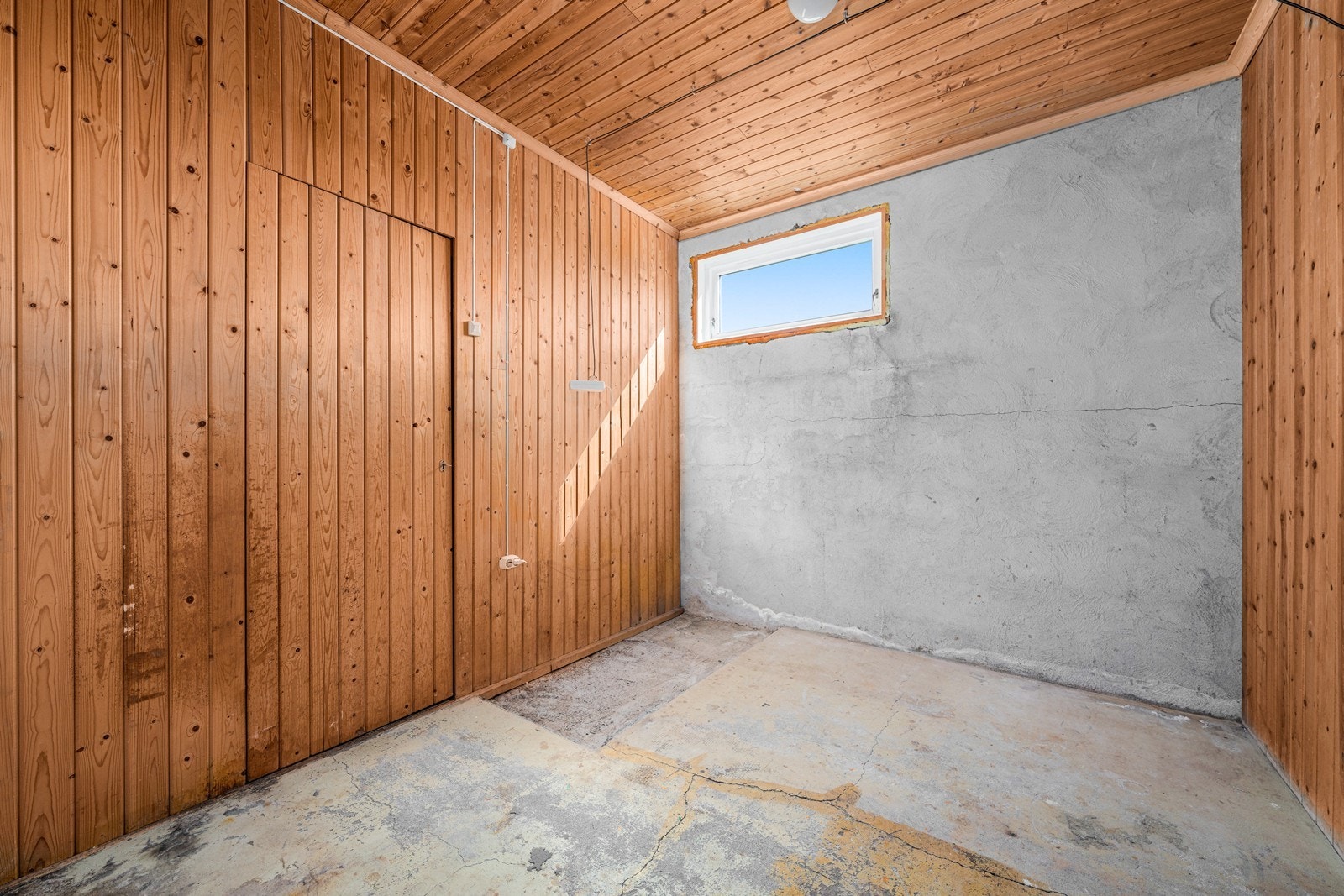 Praktisk bod med panelvegger og betonggulv. Galleribilde