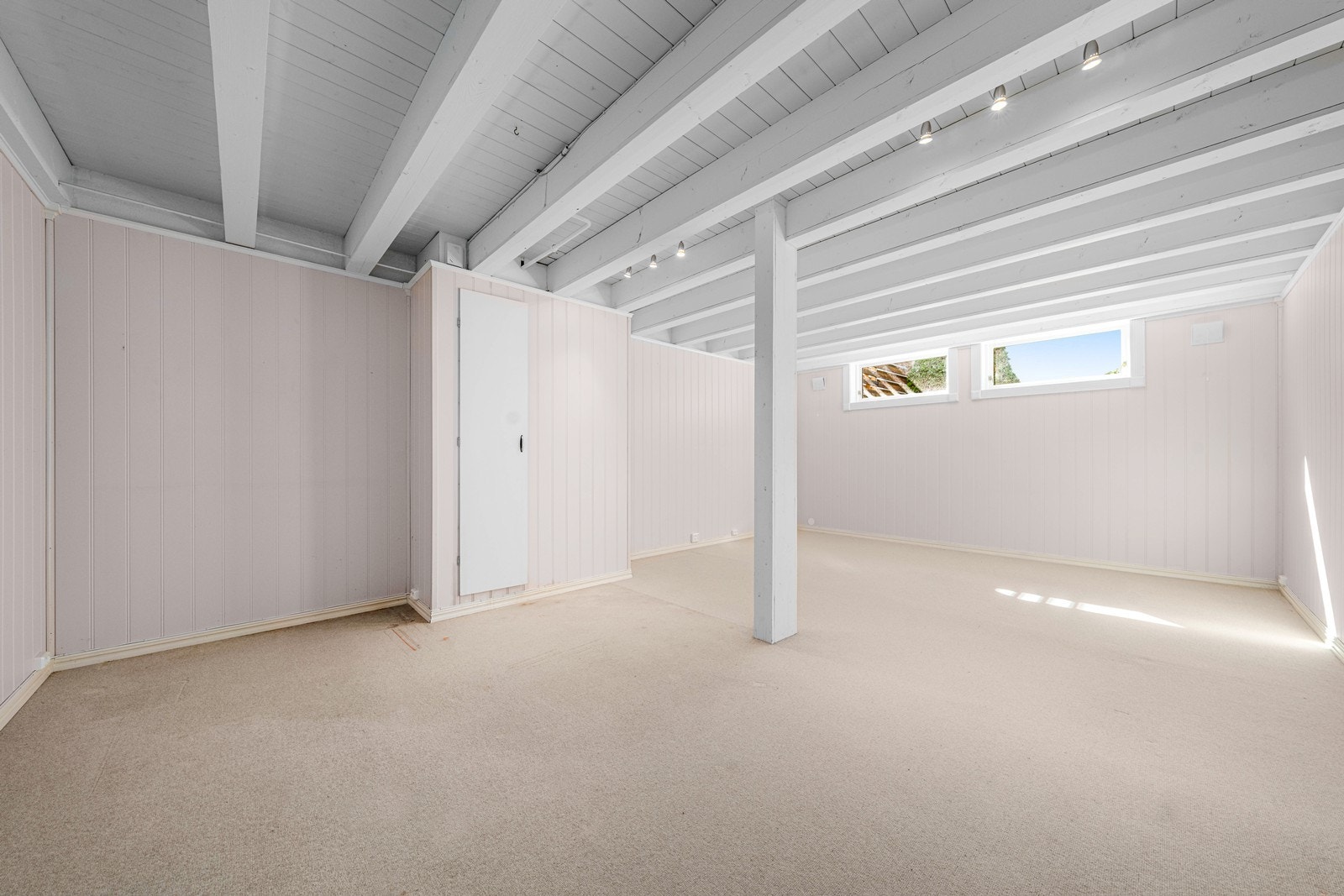 Innredet kjellerstue med vegg-til-vegg-teppe og gulvvarme. Galleribilde