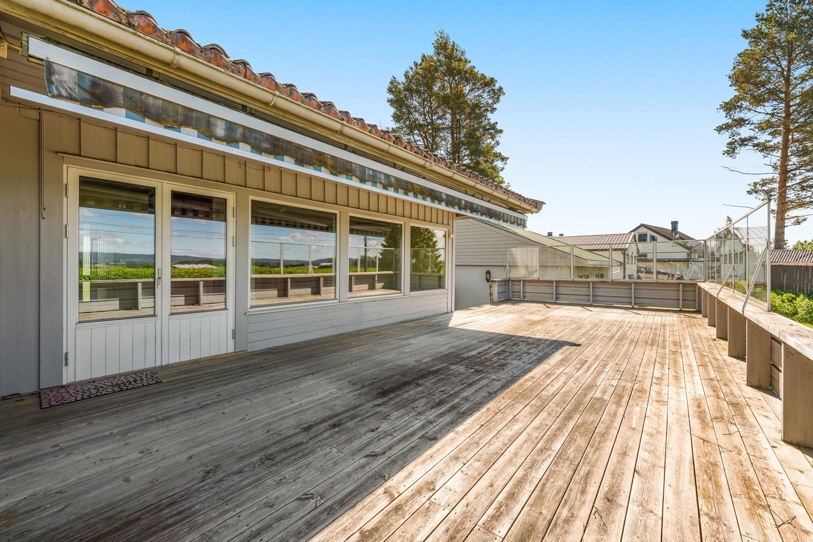 Terrassen er belagt med impregnerte terrassebord og har et malt rekkverk. Galleribilde