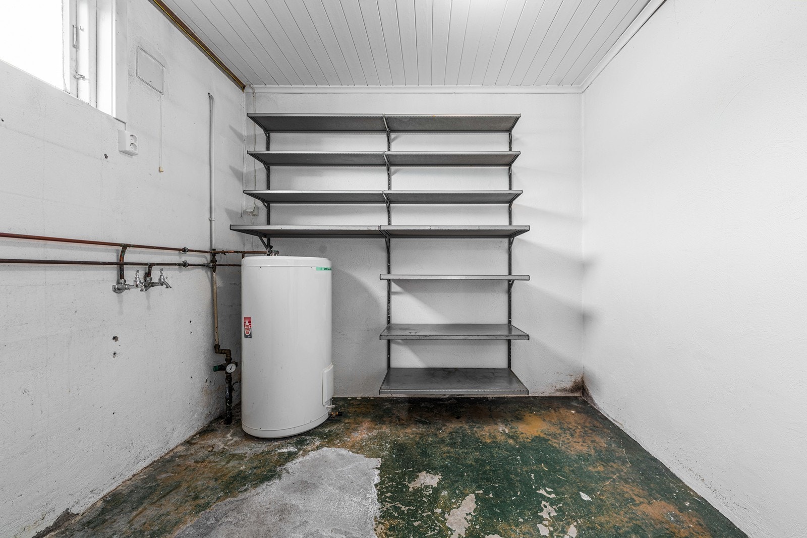 Vaskerom med opplegg for vaskemaskin og en varmtvannsbereder på 194 liter fra 1998. Galleribilde