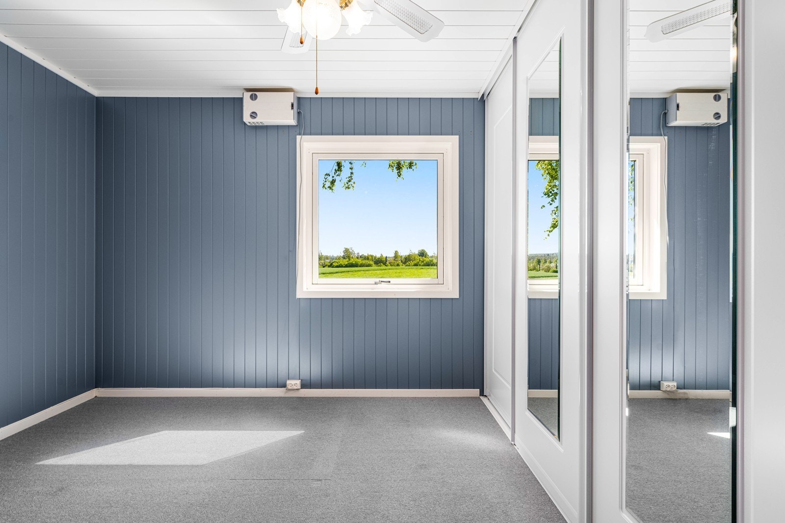 Skyvedørsgarderobe gir rikelig med oppbevaringsplass på soverommet. Galleribilde
